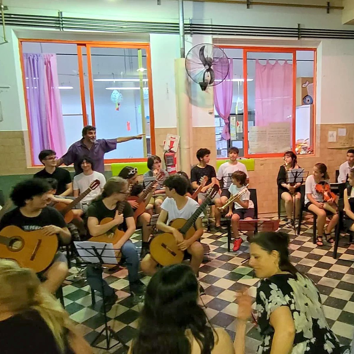 Alumnos en un aula de una escuela de música